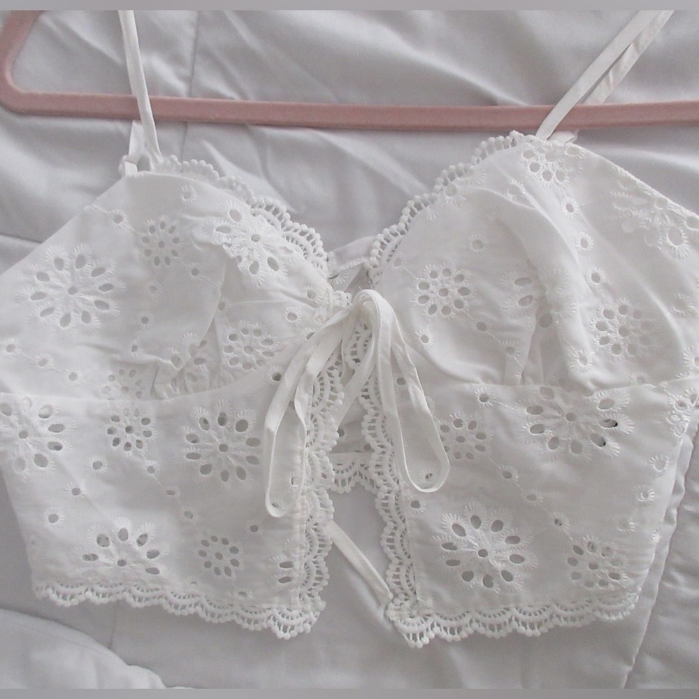 ⚜️NEVER WORN⚜️ white eyelet cropped top